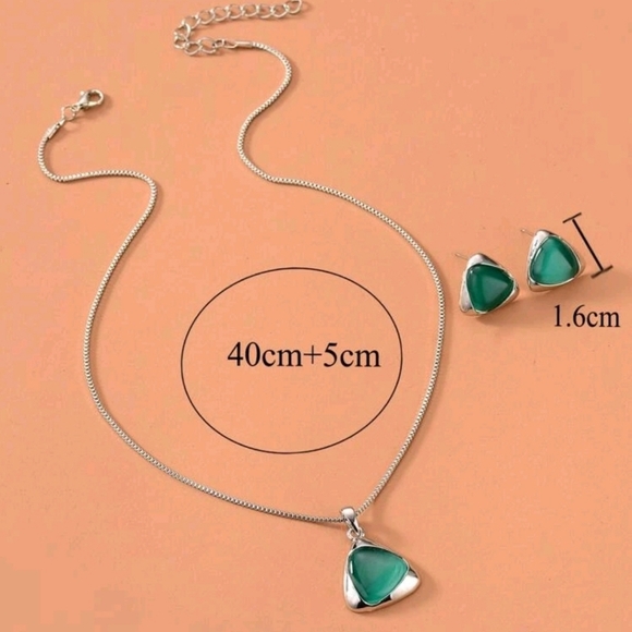 Elegant Silver &‎ Green Stone Jewelry SetNecklace & Earrings Stylish Triangle - Picture 1 of 4